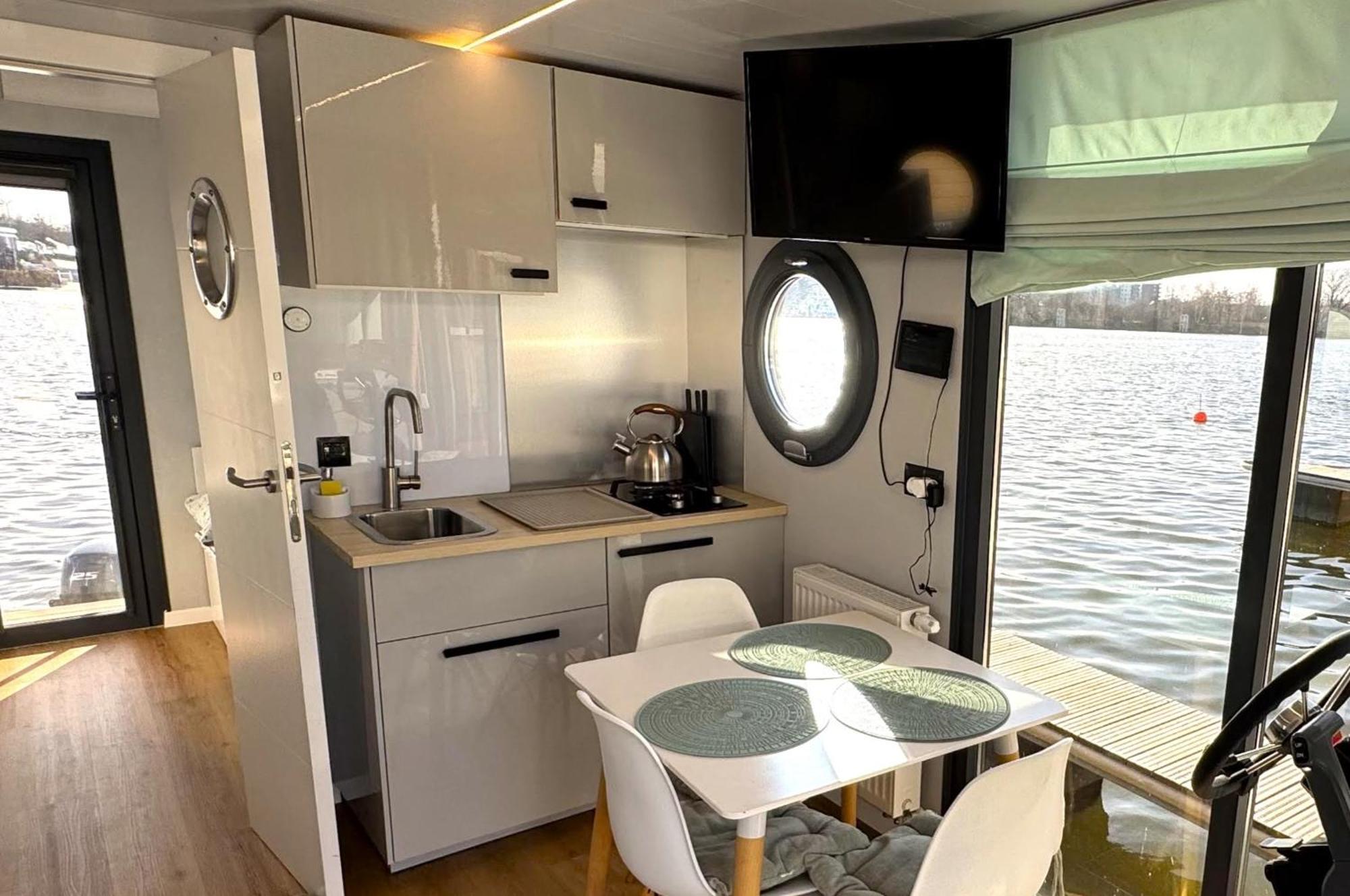 شقة Houseboat Water Boy Apartament Plywajacy Dom Na Wodzie Lodz فروتسواف المظهر الخارجي الصورة